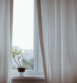 Sikkerhetsglass i hjem og bygg: trygghet uten å ofre lys og utsikt